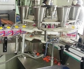 Servo controlled jar bottle feeding machine
